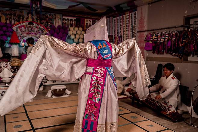 ▲ \'샤먼:귀신전\' 스틸. 제공|티빙