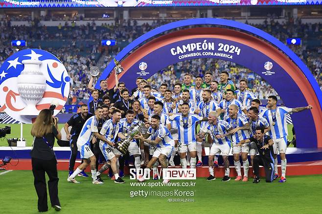 ▲아르헨티나 대표팀 선수들이 2024 남미축구연맹(CONMEBOL) 코파아메리카 우승 직후 인종차별적 메시지가 담긴 노래를 부르며 우승을 축하했다. 브라질 매체 'UOL'에 따르면, 아르헨티나 대표팀 미드필더 엔조 페르난데스의 라이브 영상으로 확인됐다. 엔조 페르난데스는 문제가 될 걸 직감해 곧바로 인스타그램 라이브를 종료했다. 하지만 사회관계망서비스(SNS)를 타고 일파만파 퍼져 전 세계 축구 팬들의 비판을 받았다. 최근에 남미축구에선 몰상식한 인종차별이 종종 일어나고 있다