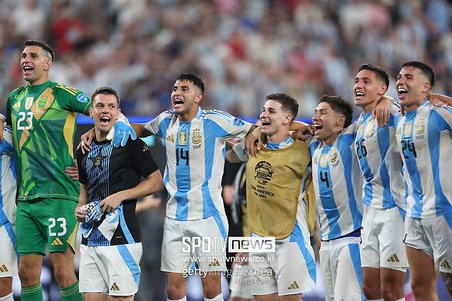 ▲ 아르헨티나 대표팀 선수들이 2024 남미축구연맹(CONMEBOL) 코파아메리카 우승 직후 인종차별적 메시지가 담긴 노래를 부르며 우승을 축하했다. 브라질 매체 'UOL'에 따르면, 아르헨티나 대표팀 미드필더 엔조 페르난데스의 라이브 영상으로 확인됐다. 엔조 페르난데스는 문제가 될 걸 직감해 곧바로 인스타그램 라이브를 종료했다. 하지만 사회관계망서비스(SNS)를 타고 일파만파 퍼져 전 세계 축구 팬들의 비판을 받았다. 최근에 남미축구에선 몰상식한 인종차별이 종종 일어나고 있다