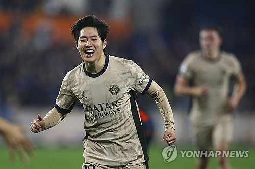 PSG(파리 생제르맹)는 이강인을 매각할 생각이 없다. 최근 이강인의 나폴리와 뉴캐슬 유나이티드 이적설이 제기된 가운데 루이스 엔리케 감독이 이강인을 팀의 핵심 자원으로 평가하고 있으며, PSG의 목표는 젊은 선수들로 팀을 구성하는 것이기 때문에 이강인을 내보낼 이유가 전혀 없다는 주장이 등장했다. 사진 연합뉴스