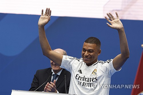 유럽축구 정상에 오르겠다는 킬리안 음바페의 선언은 마치 전 소속팀인 PSG(파리 생제르맹)을 겨냥하는 것처럼 보인다. PSG에서 뛰는 내내 한 번도 유럽축구연맹(UEFA) 챔피언스리그에서 우승을 차지하지 못했던 음바페는 레알 마드리드 입단식에서 챔피언스리그 우승을 위해 레알 마드리드에 합류했다며 챔피언스리그에서 우승하고 싶다는 당찬 포부를 밝혔다. 사진 연합뉴스