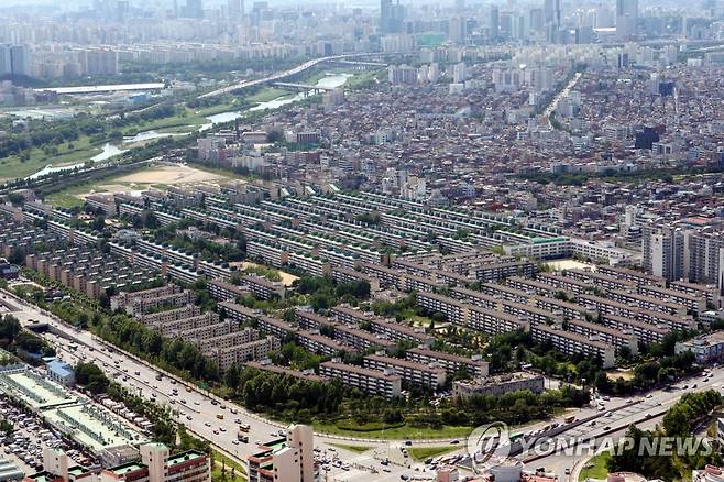 강남아파트 전경 [촬영 조보희]하늘에서 본 가락시영아파트
    (서울=연합뉴스) 조보희 기자 = 하늘에서 본 가락시영아파트와 잠실지구.  2008.6.16