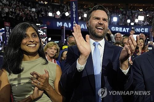 J.D. 밴스 상원의원(오른쪽)과 그의 부인 우샤 밴스 [AP 연합뉴스 자료사진. 재판매 및 DB 금지]