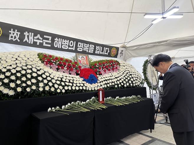 채 상병 추모 분향소 찾은 우원식 국회의장 (서울=연합뉴스) 김정진 기자 = 우원식 국회의장이 17일 오후 서울 중구 청계광장에 차려진 고(故) 채모 상병 1주기 추모 분향소를 찾아 묵념하고 있다. 2024.7.17 stopn@yna.co.kr