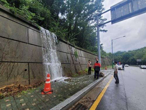 은평구 구기터널 인 흘러내린 토사에 침사지가 막혀 옹벽으로 물이 흘러내리는 모습 [은평구청 제공. 재판매 및 DB금지]