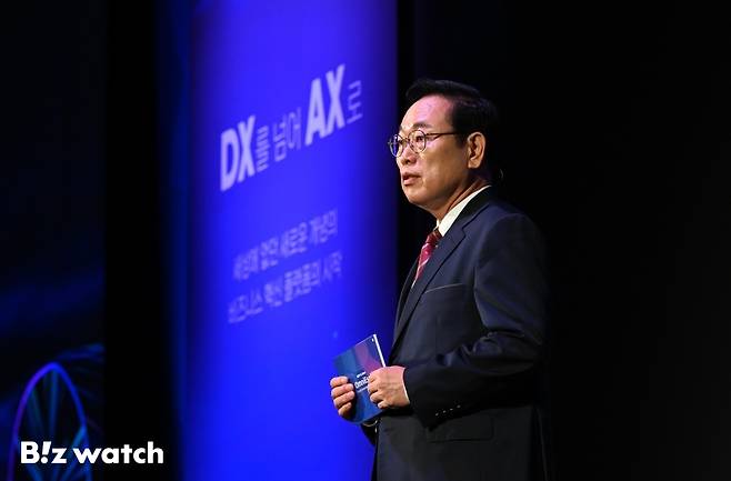 이강수 더존비즈온 사장이 18일 서울 강남구 그랜드 인터컨티넨탈 서울 파르나스에서 개최한 신제품 발표회에 참석해 'OmniEsol'을 통해 DX(디지털전환)를 넘어 AX(인공지능전환)를 잘하는 기업으로 거듭나겠다는 사업 전략을 발표하고 있다./사진=이명근 기자 qwe123@
