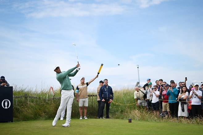 타이거 우즈가 제152회 디오픈 개막에 앞서 연습라운드하며 코스를 답사하고 있다. (사진=R&A/R&A via Getty Images)