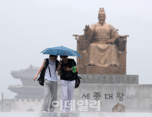 장맛비가 내리기 시작한 16일 오후 서울 광과문광장을 찾은 시민들이 발걸음을 서두르고 있다. (사진=방인권 기자)