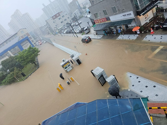 18일 많은 비가 내려 충남 당진시 채운동 일대 도로가 물에 잠겼다. 〈사진=당진시/연합뉴스〉