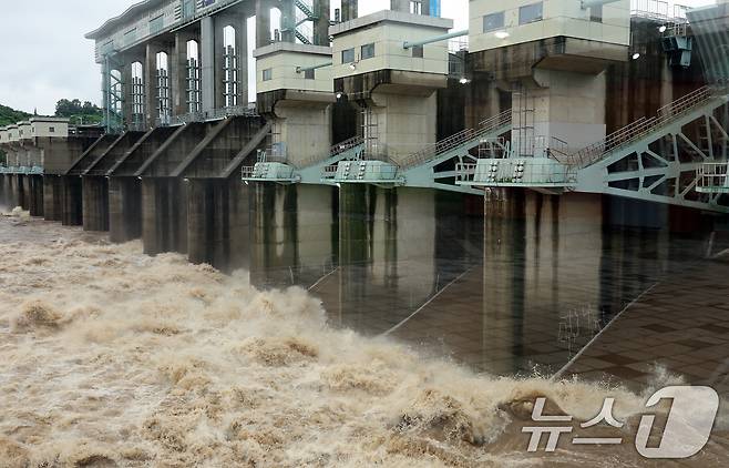 경기 북부에 폭우가 내려 임진강과 한탕강 일대 곳곳에 홍수특보가 발령된 18일 오후 경기 연천군 군남댐에서 수문이 열려 많은 물이 방류되고 있다. 2024.7.18/뉴스1 ⓒ News1 김진환 기자