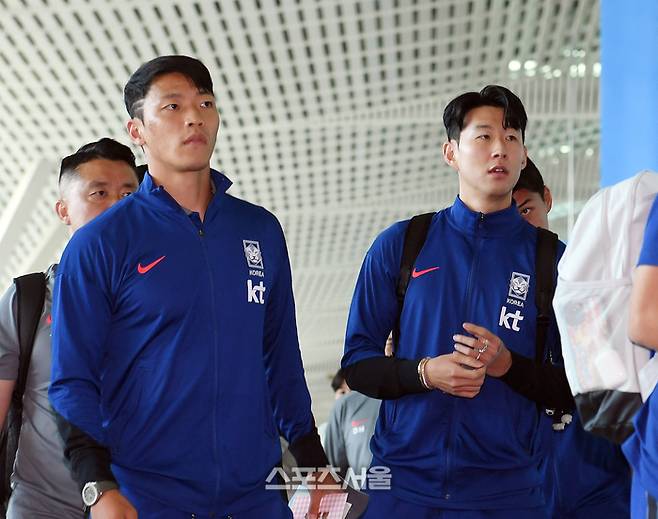 월드컵 아시아 지역 예선 싱가포르전을 앞둔 축구 국가대표팀의 황희찬(왼쪽)과 손흥민이 2일 인천국제공항 2터미널을 통해 싱가포르로 춛국하고 있다. 2024. 6. 2. 인천국제공항 | 박진업 기자 upandup@sportsseoul.com