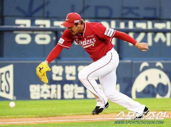 먹힌 타구를 처리하기 위해 마운드에서 달려 나온 김광현