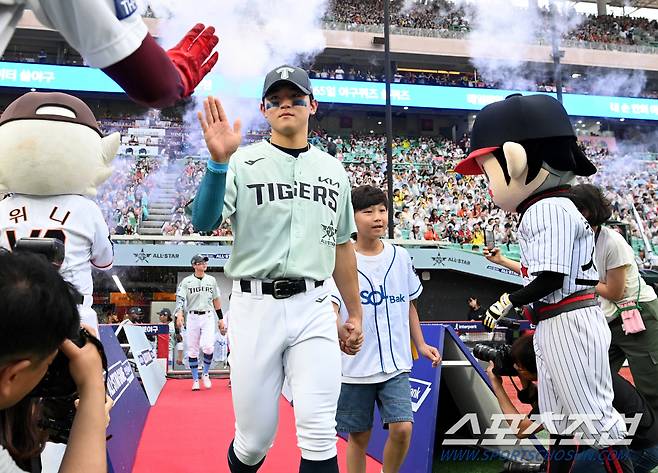 6일 인천 SSG랜더스필드에서 열린 2024 KBO 올스타전, 나눔 김도영이 그라운드로 나서고 있다. 인천=허상욱 기자wook@sportschosun.com/2024.07.06/