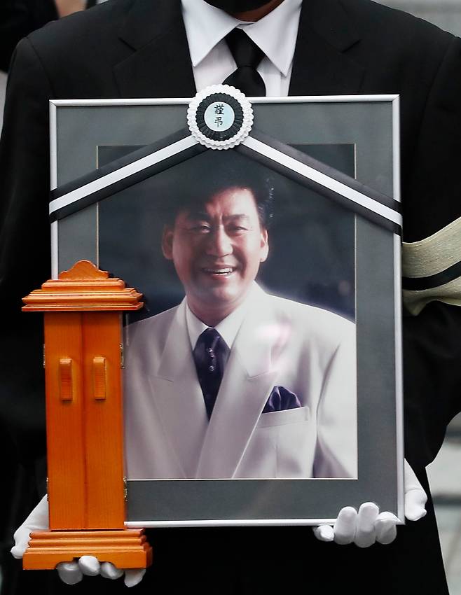 가수 고(故) 현철(본명 강상수)의 영정사진. / 뉴스1
