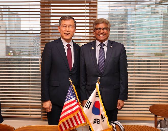 이광복(왼쪽) 한국연구재단 이사장과 세투라만 판차나탄 미국 국립과학재단 총재가 교류 협력을 확대하기로 했다./한국연구재단