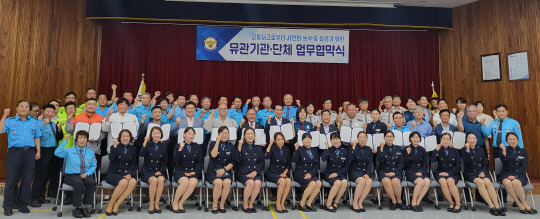 서산경찰서가 17일 교통사고로부터 시민의 생명을 살리기 위한 서산지역 유관기관, 단체간 업무협약식을 체결했다. 서산경찰서 제공