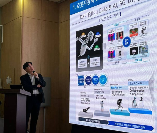 윤석준 포스코DX 로봇자동화센터장이 18일 서울 종로구 센터포인트광화문 빌딩에서 열린 '포스코DX 로봇 자동화 사업 미디어데이'에서 로봇자동화 기술에 대해 설명하고 있다. ⓒ데일리안 황지현 기자