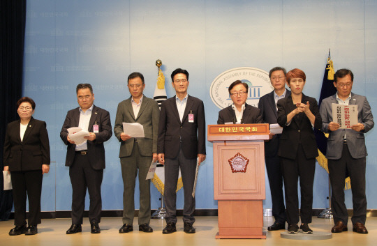 8일 오후 국회 소통관서 열린 '노동조합법 개정 반대 경제6단체 공동성명'에서 임이자 국민의힘 의원(왼쪽부터), 박양균 중견련 상무, 박성환 무협 무역진흥본부장, 박재근 대한상의 상무, 이동근 경총 상근부회장, 김창범 한경협 상근부회장, 이명로 중기중앙회 상무가 성명서를 낭독하고 있다. 경총 제공