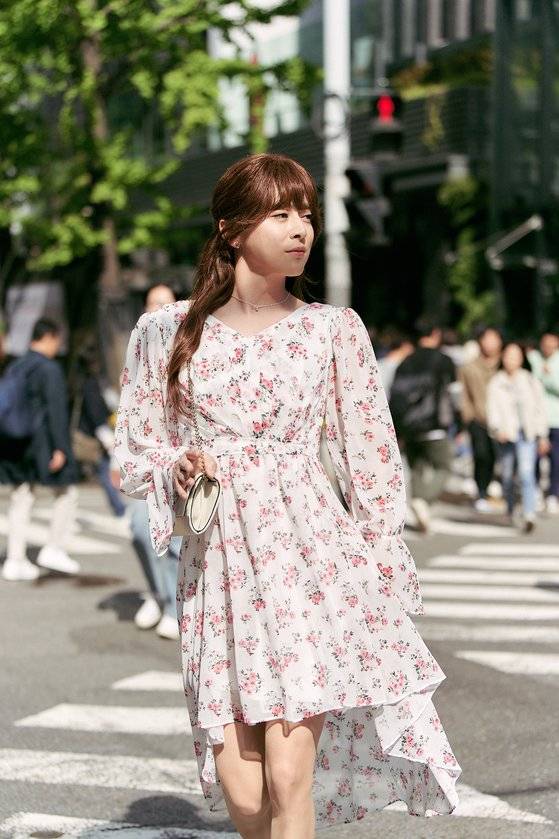 영화 '파일럿'은 스타 파일럿 한정우(조정석)가 직장 회식 때의 말실수로 하루아침에 실직한 뒤 한 항공사 재취업을 위해 여자 파일럿으로 변신하는 이야기다. 직장에서의 아슬아슬한 에피소드뿐 아니라, 신분을 빌려준 뷰티 유튜버 동생 한정미(한선화)와 이찬원의 팬덤 ‘찬스’(Chan's)로 활동하는 어머니 안자(오민애) 등 가족간의 호흡이 빛난다. 사진 롯데엔터테인먼트