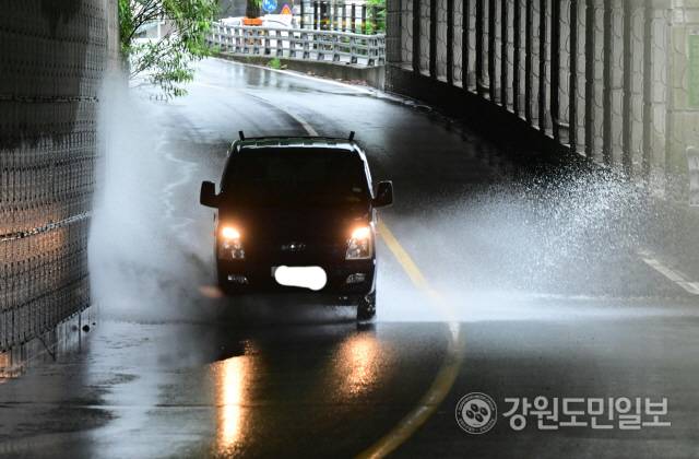 ▲ 강원 영서북부와 수도권 등에 호우특보가 발효된 18일 춘천 의암피암터널을 지나는 차량들이 물보라를 일으키고 있다. 김정호