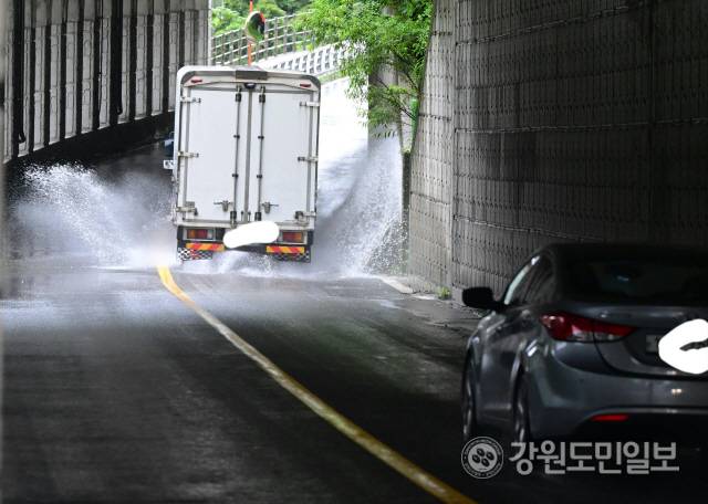 ▲ 강원 영서북부와 수도권 등에 호우특보가 발효된  18일 춘천 의암피암터널을 지나는 차량들이 물보라를 일으키고 있다. 김정호