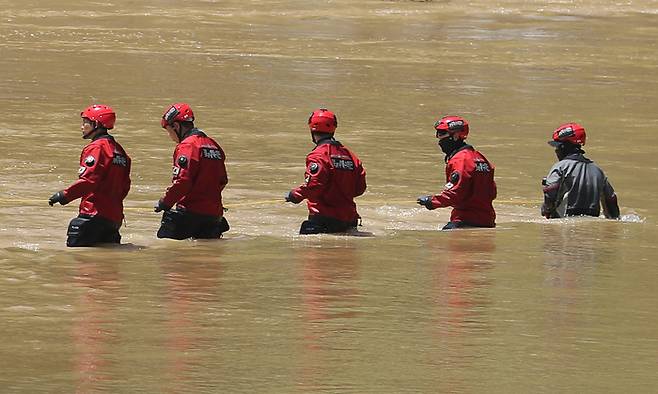 지난해 7월19일 오전 경북 예천군 호명면서 수색하던 해병대 채모 상병이 급류에 휩쓸려 실종된 뒤 119구조대가 수색을 하고 있다. 연합뉴스
