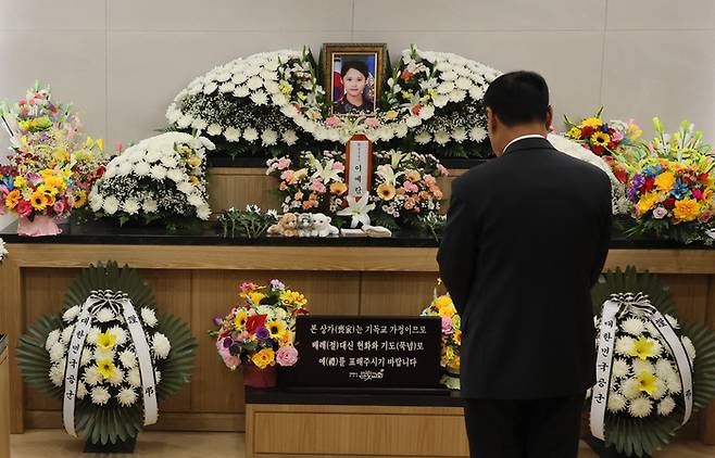 18일 경기 성남시 국군수도병원 장례식장에 마련된 고 이예람 중사의 빈소를 찾은 조문객이 고인을 추모하고 있다. 연합뉴스