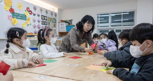 돌봄교실에서 어린이들이 종이접기를 배우는 모습.  국제신문DB