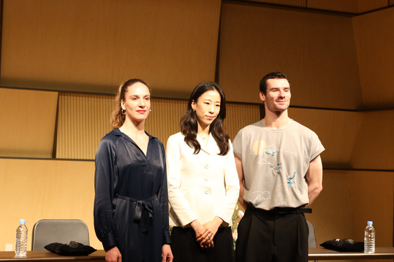 Etoiles of the Paris Opera Ballet, from left: Valentine Colasante, Park Sae-eun and Paul Marque pose for photos during a press conference for the ballet company's upcoming gala at the Seoul Arts Center in southern Seoul on Wednesday. [SONGGYUNSHIN]