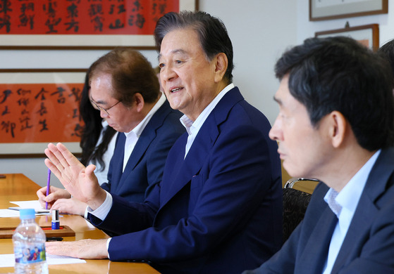 Chairman of JoongAng Holdings and the Korea Peace Foundation Hong Seok-hyun, center, speaks during a meeting with the student delegation from the Diplomatic Academy of Vietnam at the HSBC Building in Jung District, central Seoul, on Wednesday. [KIM HYUN-DONG]