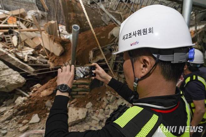 국토부 사고조사위원회 관계자들이 인천 서구 검단신도시 원당동 일대 한 신축 아파트 지하주차장 붕괴 사고 현장을 살펴보고 있다. 기사 내용과 무관한 사진. 쿠키뉴스 자료사진.