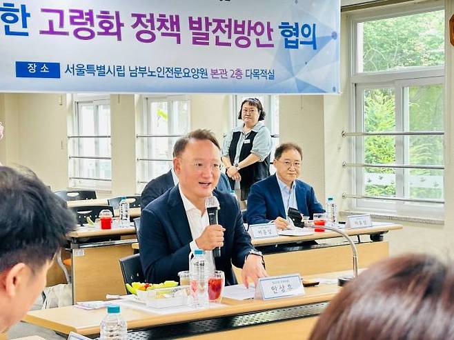 안상훈 국민의힘 의원이 17일 경기도 군포 소재 서울특별시립 남부노인전문요양원에서 고령화 정책 발전방안 관련 회의를 진행하고 있다. 의원실 제공