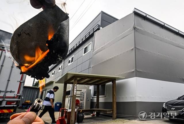 16일 경기일보 기자가 합성수지 재질의 가설건축물을 가로 14cm, 세로 12cm 크기로 부분 재취해 라이터로 불을 붙여본 결과, 3초도 지나지 않아 불이 붙으며 검은 연기가 피어 올랐다. 경기일보DB