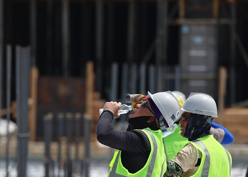 (사진은 기사와 직접 관련 없음) 폭염 속 건설현장 [사진 = 연합뉴스]