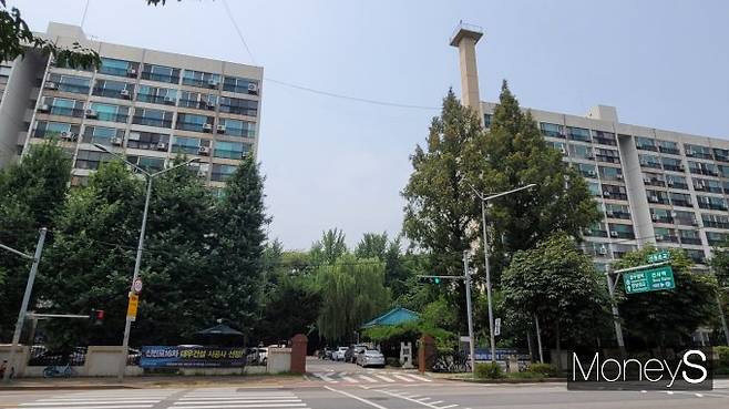 서울 서초구 신반포16차 아파트가 재건축에 속도를 낸다. 사진은 단지 전경. /사진=김창성 기자