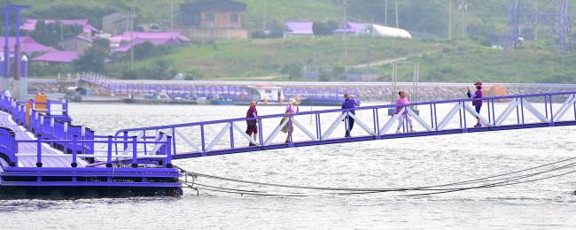 안좌도에서 반월도로 건너는 부교. 안좌도 남쪽에 나란히 떠 있는 반월도와 박지도는 섬 전체를 보라색으로 꾸며 ‘퍼플섬’으로 불린다.