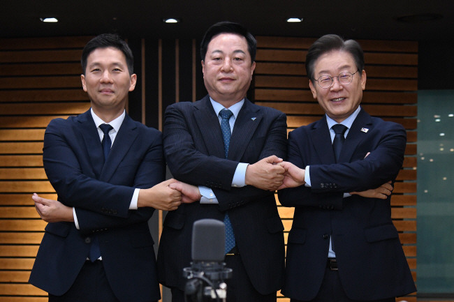 당권도전 3인 더불어민주당 당 대표 선거에 나선 이재명(오른쪽부터)·김두관·김지수 후보가 18일 오전 서울 양천구 CBS에서 열린 첫 방송토론회에 앞서 기념촬영을 하고 있다.   국회사진기자단