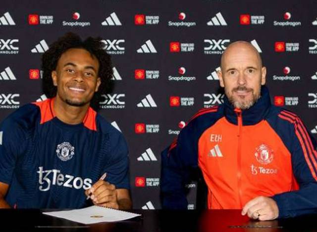 맨유 유니폼을 입은 지르크지와 에릭 텐 하흐 감독. 맨유는 지난 15일 지르크지를 영입했다. 맨유는 지르크지의 소속팀이었던 볼로냐에 3650만 파운드, 약 660억원을 이적료로 지불했다. 지르크지와는 2029년까지 5년간 계약했다. 그의 주급은 6만5000파운드, 약 1억원이어서 화제가 되고 있다. /맨체스터 유나이티디