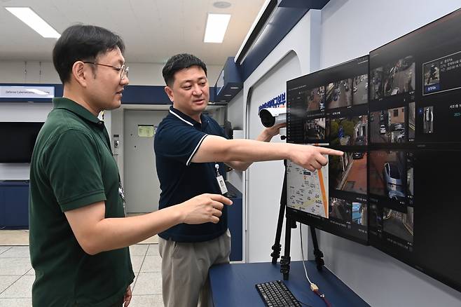 ETRI 연구진이 개발한 AI CCTV 데자뷰 기술에 관해 논의하고 있다.[ETRI 제공]