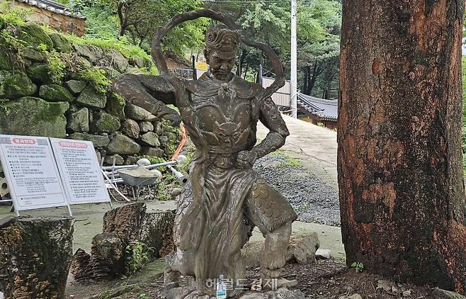 경북 경산 불굴사 입구 김유신 상