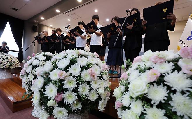 18일 오후 서울시교육청에서 열린 서이초 교사 순직 1주기 공동 추모식에서 학생,학부모,교원 대표가 공동 선언을 하고 있다. [연합]