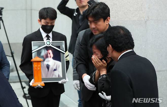 [서울=뉴시스] 김혜진 기자 = 고(故) 가수 현철(본명 강상수)의 발인이 18일 오전 서울 송파구 아산병원 장례식장에서 엄수되고 있다. 현철은 오랜 투병 생활 끝에 15일 세상을 떠났다. 2024.07.18. jini@newsis.com