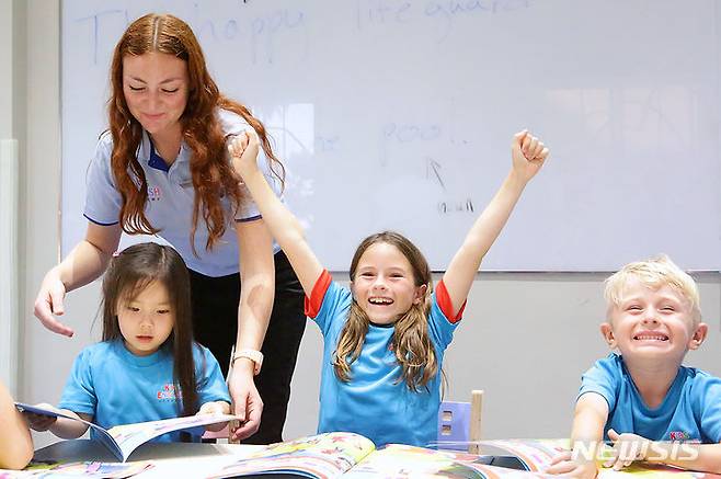 [서울=뉴시스] PIC사이판에서 진행되고 있는 에듀캉스 프로그램. (사진=이랜드파크 제공)