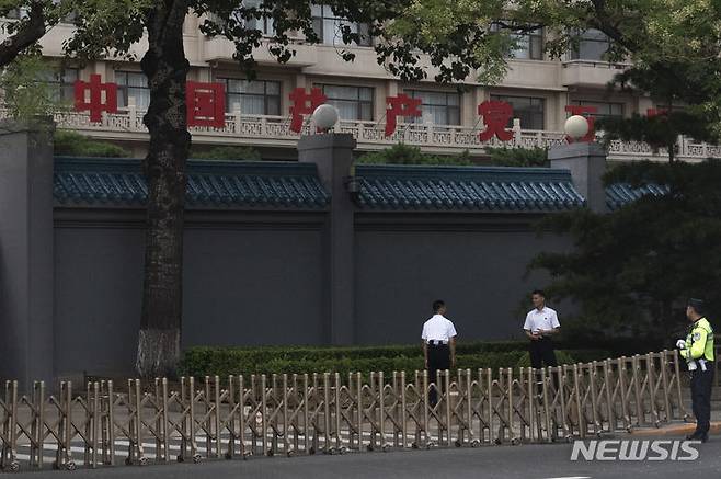 [베이징=AP/뉴시스] '시진핑 3기'의 경제 정책 청사진이 나올 중국공산당 제20기 중앙위원회 제3차 전체회의(20기 3중전회)가 18일 폐막한다. 사진은 3중전회가 개최되는 베이징 징시호텔 주변에서 보안요원들이 경계를 강화하는 모습. 2024.07.18