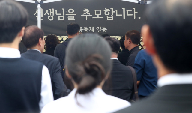 ▲ 7월 18일 오후 서울 종로구 서울시교육청에서 열린 서이초 순직교사 1주기 추모식을 마친 후 참석자들이 추모공간에 헌화하고 있다. ⓒ연합뉴스