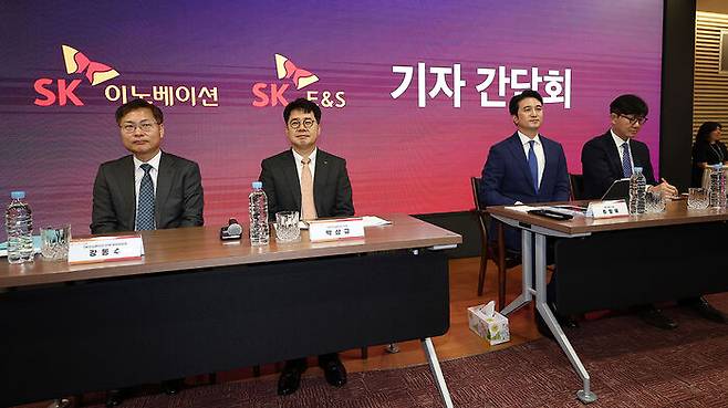 합병 관련 기자간담회에 참석한 박상규 SK이노베이션 사장(왼쪽 두번째)과 추형욱 SK E&S 사장(오른쪽 두번째)