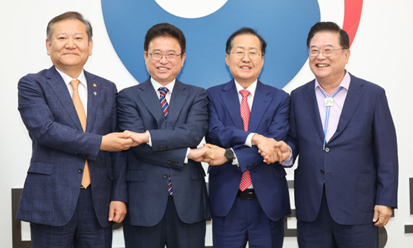 대구·경북 통합 논의 관계 기관 간담회에서 이상민 행정안전부 장관(왼쪽부터), 이철우 경북도지사, 홍준표 대구시장, 우동기 지방시대위원장이 기념 촬영을 하고 있다. 대구시 제공