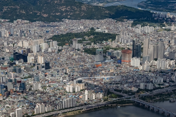 16일자/12면/박스사진=자양동 일대 - 서울시 모아타운 및 신속통합기획 등 주택 정비사업이 진행되고 있는 자양4동 일대의 모습. 광진구 제공