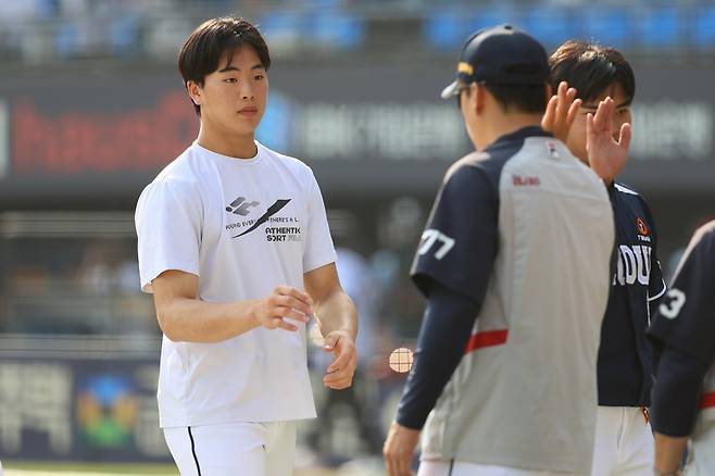 두산 투수 최준호(왼쪽)는 17일 울산 문수야구장에서 열린 '2024 신한 SOL Bank KBO 리그' 롯데와 주중 3연전 두 번째 맞대결에서 선발 등판했다. 이날 6이닝 무실점을 기록했지만, 구원진 난조로 승리와 인연을 맺지 못했다. 두산 베어스