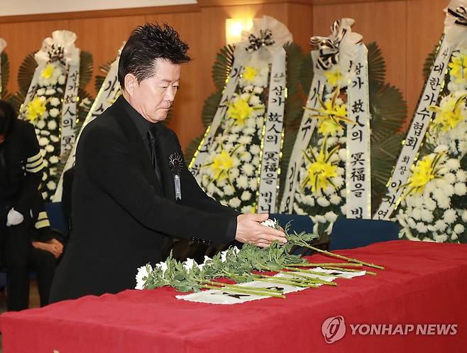 헌화하는 가수 태진아 (서울=연합뉴스) 진연수 기자 = 18일 오전 서울아산병원 장례식장에서 열린 가수 고 현철(본명 강상수) 대한민국가수장 영결식에서 가수 태진아가 헌화하고 있다. 2024.7.18 [공동취재] jin90@yna.co.kr